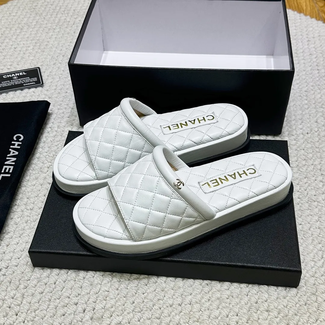 🤝🤝🤝P丶280, Chanel classic sandals, fashion is fleeting, but style lasts forever! This season’s slippers are a classic among Xiangjia classics! Solid color lattice matching, double C hardware buckle. Simple and exquisite! ! ! Fabric: Original sheepskin imported from Italy, sheepskin lining, rubber sole! Code number: 35-40 (41 customized).